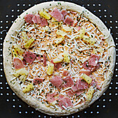 Draufsicht auf eine tiefgekühlte Hawaii-Pizza