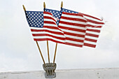 Drei amerikanische Flaggen wehen im Wind
