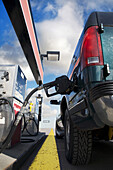 Nahaufnahme eines Lastwagens beim Tanken an einer Tankstelle, Trans Canada Highway, bei Thunder Bay, Ontario, Kanada