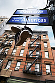 Blick auf alte Brownstones und Straßenschilder, New York City, New York, USA