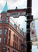 Flatiron Building und Church Steet-Schild, Toronto, Ontario, Kanada
