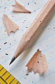 Nahaufnahme eines gespitzten Bleistifts und eines hölzernen Lineals