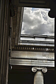 Niedriger Blickwinkel auf Säulen im British Museum, London, England, UK