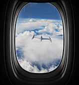 Blick auf ein sich näherndes UFO aus einem Flugzeugfenster