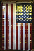 Blick auf eine durchsichtige amerikanische Flagge auf einer Veranda
