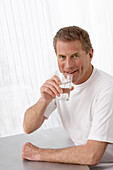 Porträt eines Mannes mit einem Glas Wasser