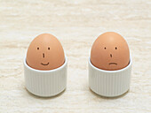 Zwei Eier mit aufgemalten Gesichtern