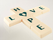 Wortkacheln mit Hoffnung und Liebe buchstabiert