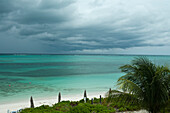 Gewitter über Korallenriff und Strand, Turks- und Caicos-Inseln