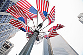 Blick auf die amerikanischen Flaggen, Manhattan, New York City, New York, USA