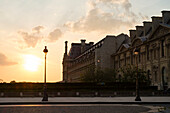 Architektur des Louvre bei Sonnenuntergang, Paris, Frankreich