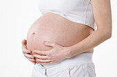 Nahaufnahme des Bauches einer schwangeren Frau