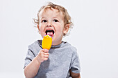 Porträt eines Jungen, der ein Eis isst