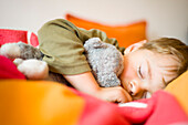 Schlafender Junge mit Plüschtier