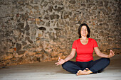 Frau im Yogakurs beim Meditieren