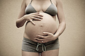 Frau, im neunten Monat schwanger, Berührung des Bauches