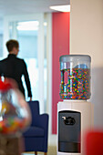 Mit Süßigkeiten gefüllter Wasserkühler im Büro