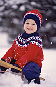 Junge beim Spielen im Schnee