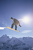 Snowboarder in der Luft, Schweiz