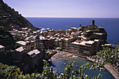 Stadtbild und Hafen, Vernazza, Cinque Terre, Italien