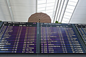 Ankunfts- und Abflugtafel im Flughafen München, München, Bayern, Deutschland