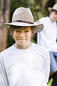 Porträt eines Jungen, der einen Hut trägt, Salzburg, Salzburger Land, Österreich