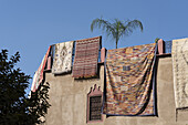 Vom Dach hängende Teppiche, Marrakesch, Marokko
