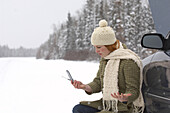 Frau mit Mobiltelefon im Freien