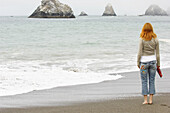 Frau am Strand, Sonoma-Küste, Kalifornien, USA