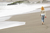 Frau geht am Strand spazieren, Sonoma-Küste, Kalifornien, USA