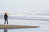 Frau geht am Strand spazieren, Humboldt-Küste, Kalifornien, USA