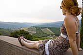 Ausschauende Frau, Radda in Chianti, Provinz Siena, Toskana, Italien