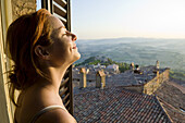 Frau am Fenster, Todi, Provinz Perugia, Umbrien, Italien
