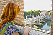 Frau schaut hinaus, Engelsburg, Fluss Tiber, Rom, Latium, Italien