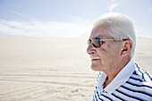 Porträt eines Menschen in der Wüste, Imperial Sand Dunes Recreation Area, Kalifornien, USA