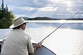 Mann beim Angeln, Otter Lake, Missinipe, Saskatchewan, Kanada