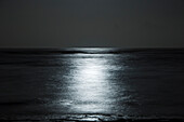 Mondlicht auf dem Pazifischen Ozean, Kauai, Hawaii, USA