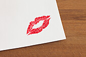 Lippenstiftabdruck auf einem Stück Papier