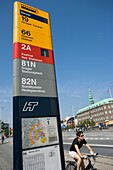 Kopenhagen, Dänemark; Bushaltestelle mit vorbeifahrendem Radfahrer