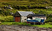 Schottland; Boot angedockt am Bootshaus