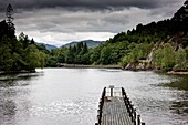 Schottland; Holzsteg über dem See