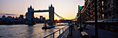 Tower Bridge, London, England, Vereinigtes Königreich; Silhouette der Brücke bei Sonnenuntergang