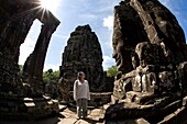 Tourist außerhalb des Tempels in der antiken Stadt Angkor; Angkor Wat, Siem Reap, Kambodscha