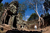 Tourist außerhalb des Tempels in der antiken Stadt Angkor; Angkor Wat, Siem Reap, Kambodscha