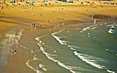 Wellen brechen am Strand von Scarborough; Scarborough, Yorkshire, England, Großbritannien