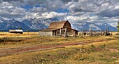 Abgelegene Landschaft mit Bergen im Hintergrund; Mormon Row Historic District, Grand Teton National Park, Teton Range, Wyoming, USA