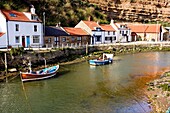 Verankerte Boote in Staithes; North Yorkshire, England, UK
