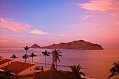 Idyllischer Blick auf die Ferienanlage in der Morgendämmerung; Mazatlan, Bundesstaat Sinaloa, Mexiko