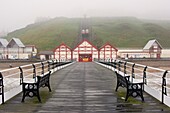 Neblige Ansicht des viktorianischen Piers; Redcar, North Yorkshire, England, Großbritannien