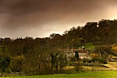 Landhäuser, dramatischer Himmel im Hintergrund; North Yorkshire, England, Vereinigtes Königreich